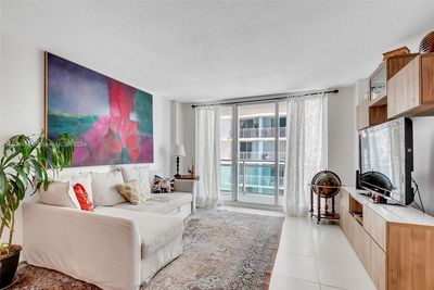 1106 - 6917 Collins Ave, Condo with 1 bedrooms, 1 bathrooms and null parking in Miami Beach FL | Image 3