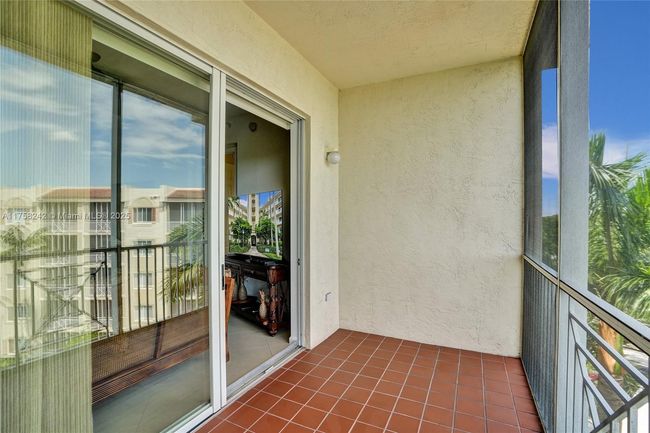 APT-501 - 3500 Oaks Clubhouse Dr, Condo with 3 bedrooms, 2 bathrooms and null parking in Pompano Beach FL | Image 47