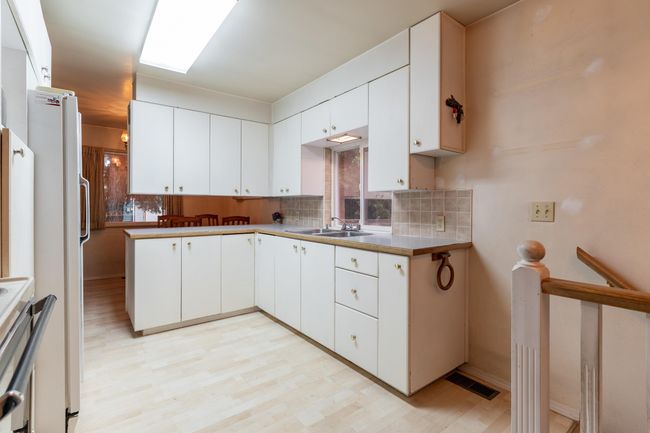 692 Blue Mountain St, House other with 3 bedrooms, 1 bathrooms and 6 parking in Coquitlam BC | Image 9