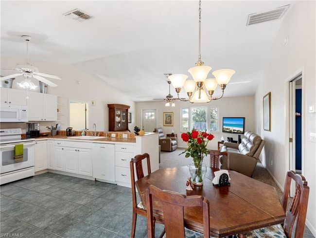 4724 Pembrooke Ln, House other with 3 bedrooms, 2 bathrooms and 2 parking in BONITA SPRINGS FL | Image 9