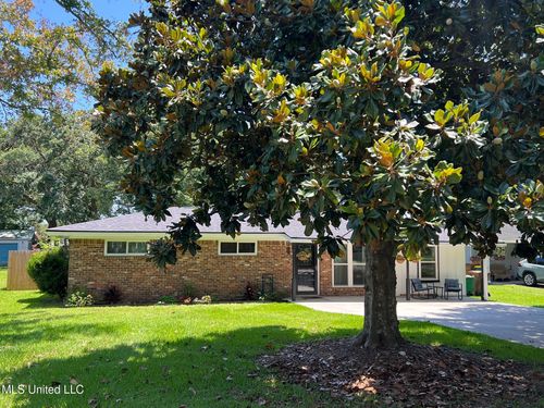 515 E Old Pass Rd, Long Beach, MS, 39560-4921 | Card Image
