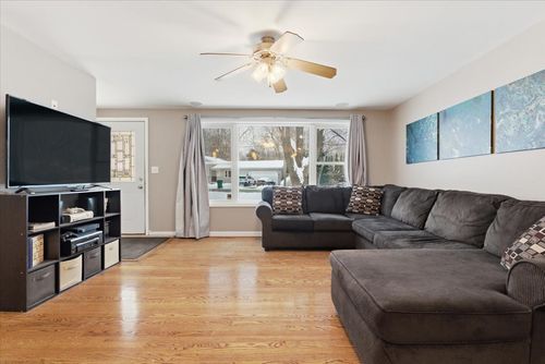 4 N Lake Ave, Third Lake, IL, 60030-9011 | Card Image