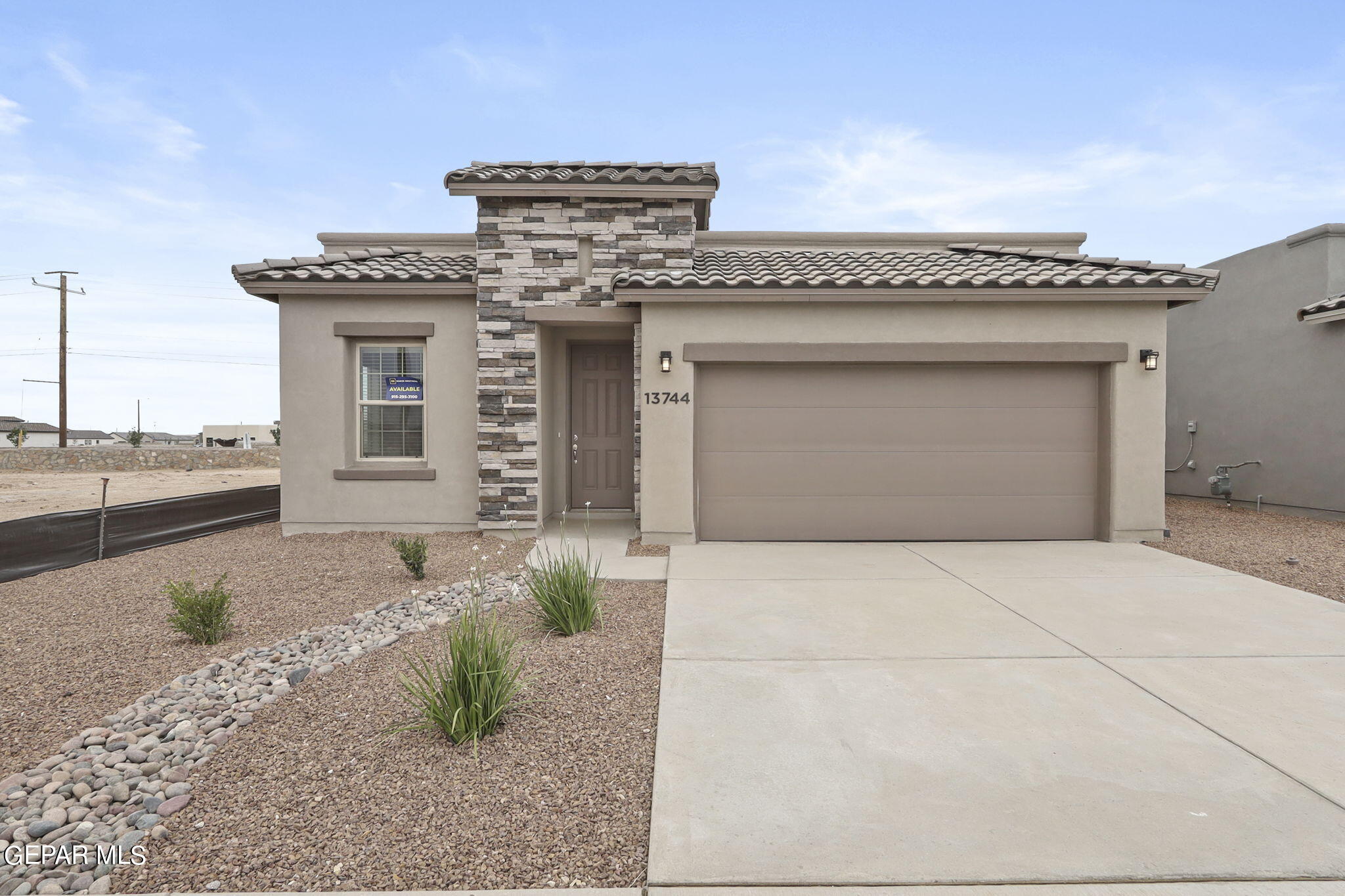 Loreina Luz Ave, El Paso, TX 79928