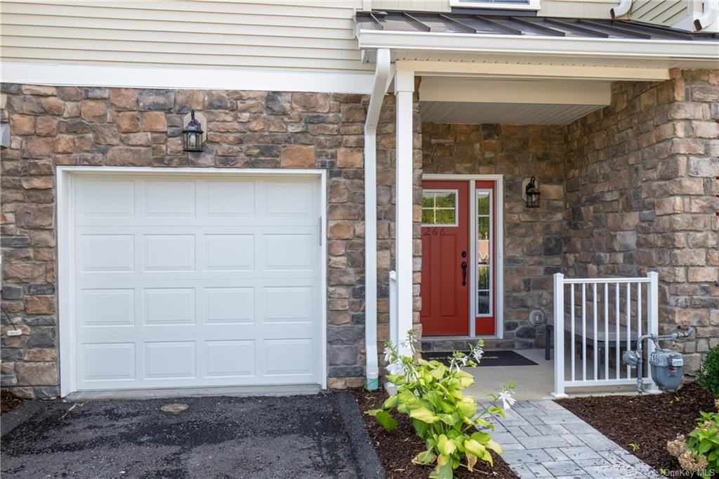 Hudson View Ter, Hyde Park, NY 12538