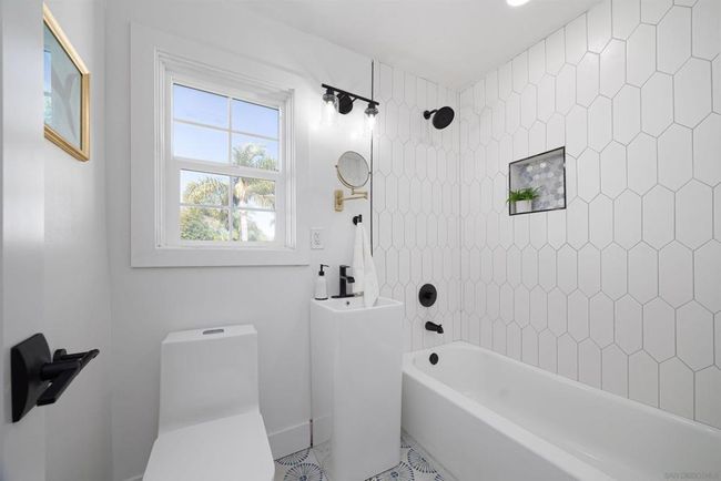 Upstairs hallway bathroom | Image 33