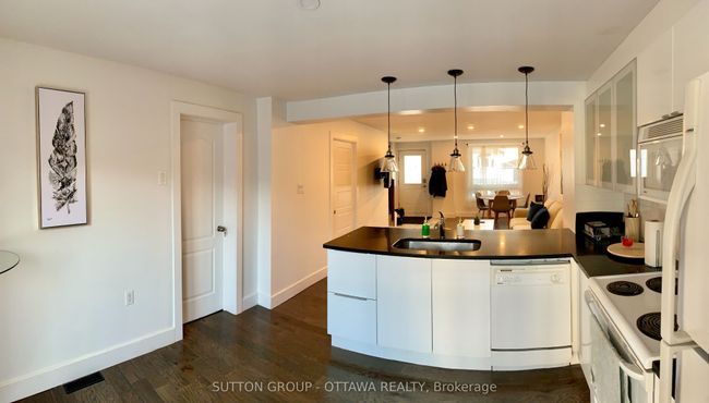 323 Montfort St, Home with 2 bedrooms, 3 bathrooms and 3 parking in Vanier ON | Image 9