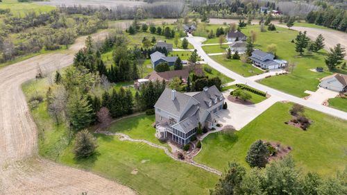 7636 Fairway Ln, West Bend, WI, 53090-8221 | Card Image
