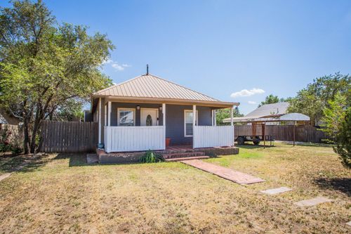 515 W Dickens St, Slaton, TX, 79364-3305 | Card Image