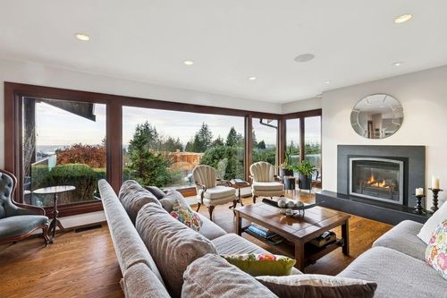 124 Carisbrooke Cres, North Vancouver, BC, V7N2S1 | Card Image