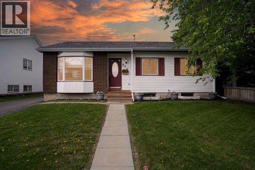 210 Leigh Crescent, Fort Mcmurray, AB, T9K1N4 | Card Image