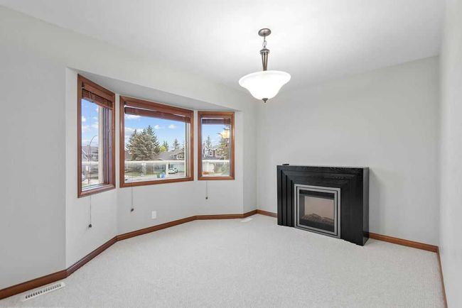 76 Coach Gate Way Sw, House other with 3 bedrooms, 2 bathrooms and 4 parking in Calgary AB | Image 11