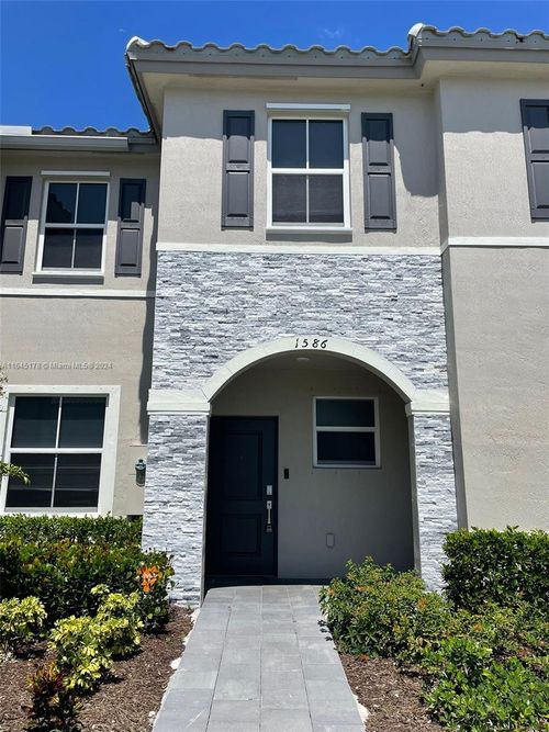 1586-1586 Se 27th Ter, Homestead, FL, 33035-2527 | Card Image