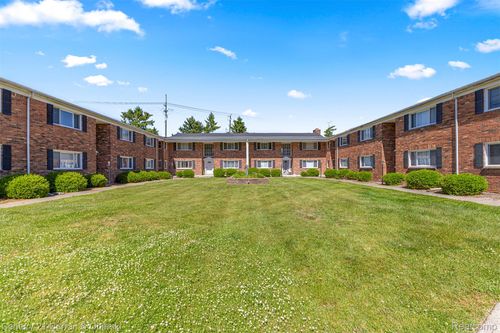 33-31831 Grand River Ave, Farmington, MI, 48336-4143 | Card Image