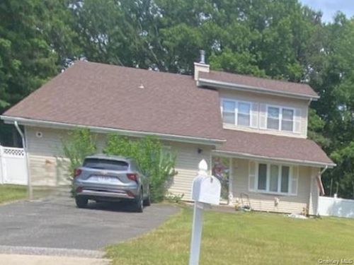 3 Felway Dr, Coram, NY, 11727-1410 | Card Image