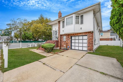 3 Tompkins Pl, Hempstead, NY, 11550-7032 | Card Image