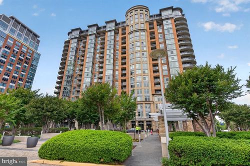 719-8220 Crestwood Heights Dr, MCLEAN, VA, 22102-3132 | Card Image