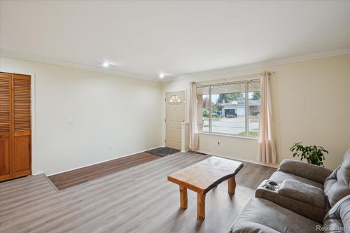 30329 Blancke Dr, Warren, MI, 48093-3057 | Card Image