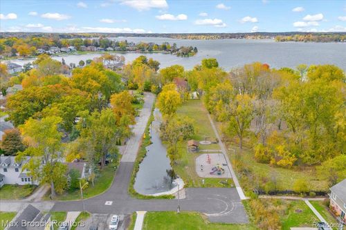 3087 Brock St, Keego Harbor, MI, 48320-1224 | Card Image