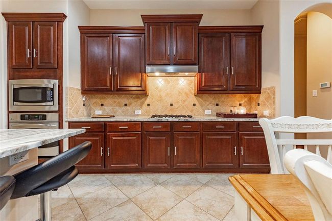 Built in 4 burner gas range with overhead vent. Stainless steel appliances throughout. | Image 27