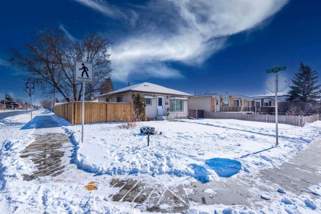2002 40 Street Se, Home with 4 bedrooms, 2 bathrooms and 2 parking in Calgary AB | Image 5