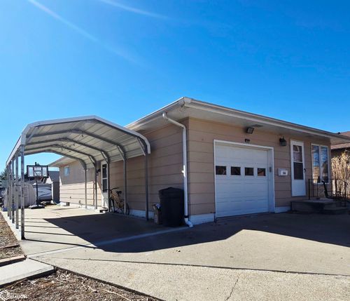 906 2nd Ave E, Oskaloosa, IA, 52577-3024 | Card Image