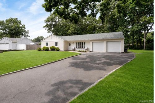 4 Shelley Ct, Middle Island, NY, 11953-2121 | Card Image