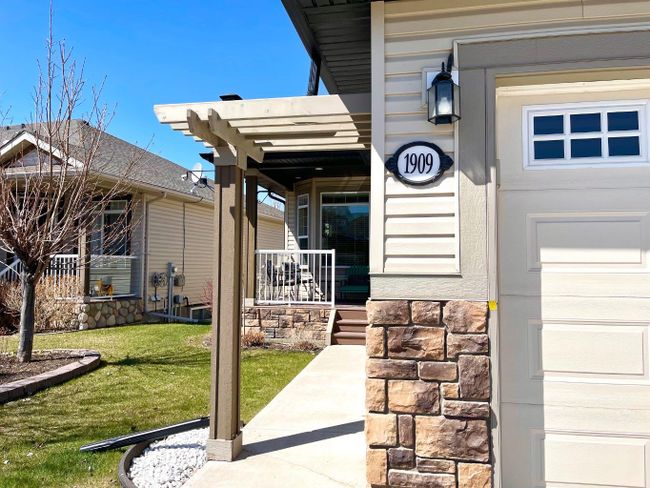 1909 Riverside Drive Nw, Home with 2 bedrooms, 2 bathrooms and 4 parking in High River AB | Image 3