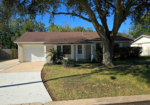 320 Avenue E, Nederland, TX, 77627-2525 | Card Image