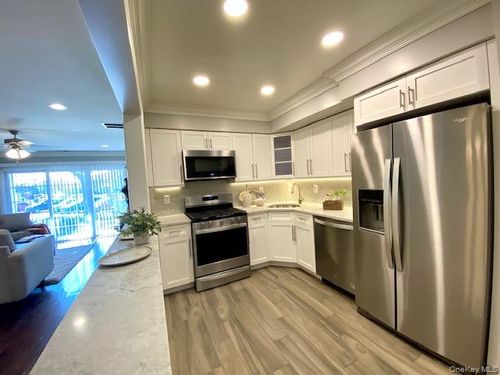 apt-125-105 Westwood Dr, Westbury, NY, 11590-1622 | Card Image