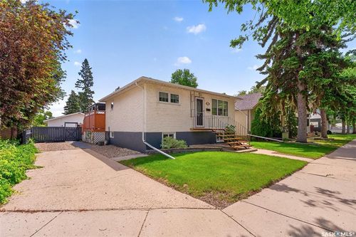 1225 Grafton Avenue, House with 5 bedrooms, 2 bathrooms and 5 parking in Moose Jaw SK | Card Image