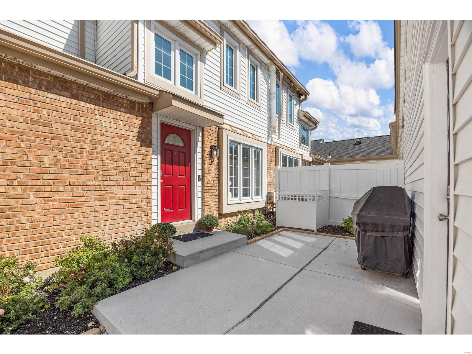 Broadmont Dr, Chesterfield, MO 63017