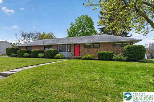 141 Siegfried Ave, Nazareth, PA, 18064-8842 | Card Image