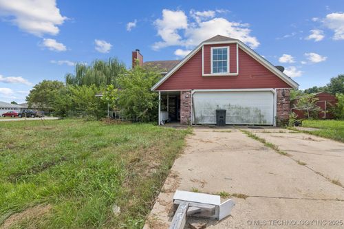 9512 E Sprucewood Dr, Claremore, OK, 74019-7266 | Card Image