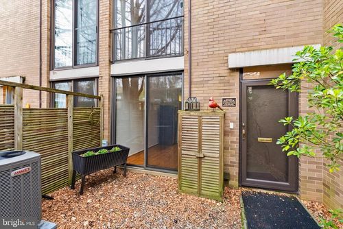 11465 Washington Plz W, Reston, VA, 20190-4311 | Card Image