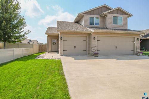 3009 S Richie Dr, Sioux Falls, SD, 57106-7329 | Card Image