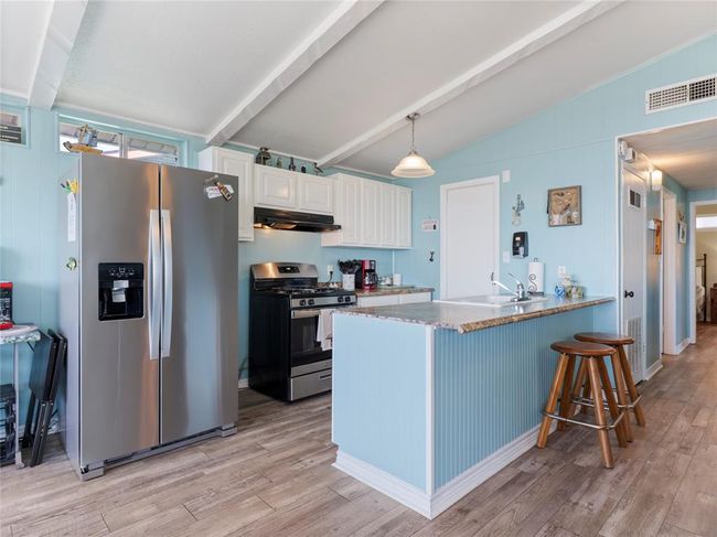 327 Bayshore Dr, House other with 3 bedrooms, 3 bathrooms and null parking in Palacios TX | Image 4