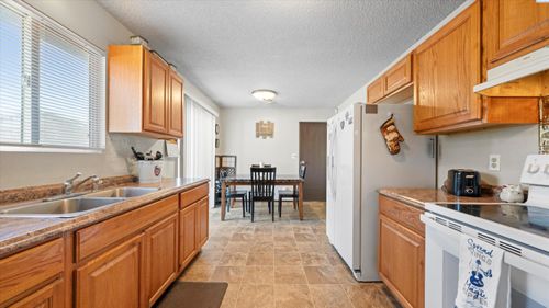 1012 Coach Ct, Grandview, WA, 98930-9461 | Card Image