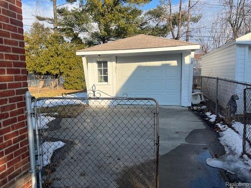 9918 Woodring St, Livonia, MI, 48150-2724 | Card Image