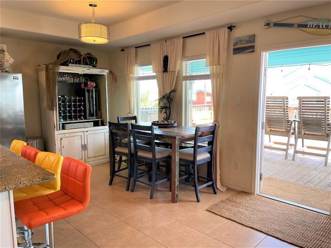 Seating for 10, 6 at the table and 4 at the island | Image 9