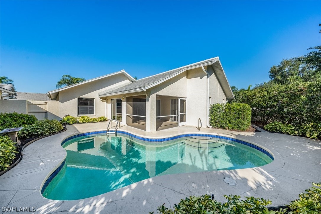 Fountain Cir, Naples, FL 34119