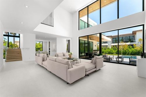 4425 Adams Ave, Miami Beach, FL, 33140-2929 | Card Image