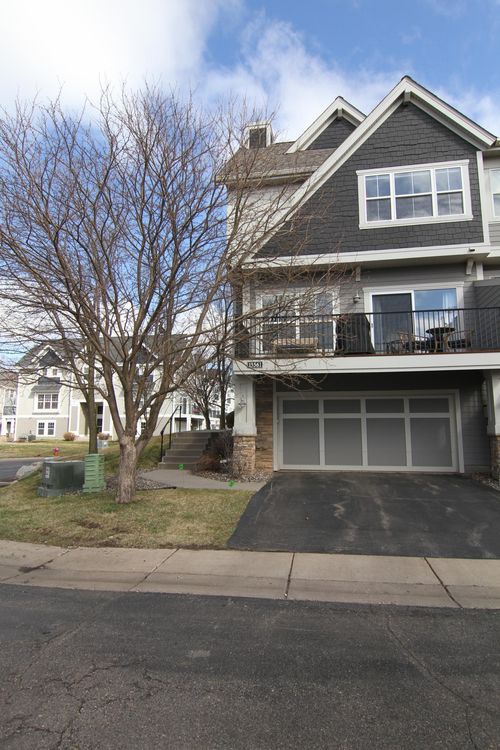 15561 Dunraven Dr, Apple Valley, MN, 55124-7838 | Card Image