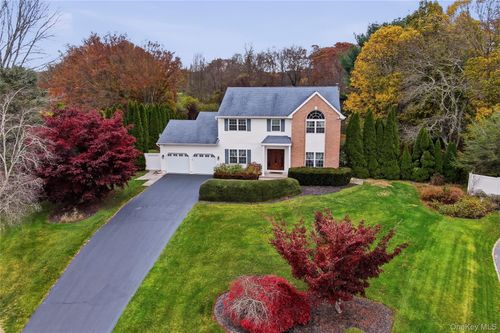 48 Windcrest Dr, Manorville, NY, 11949-2930 | Card Image