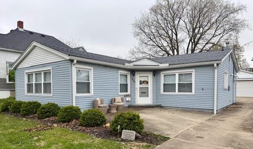 860 E Maple St, Hoopeston, IL, 60942-1637 | Card Image