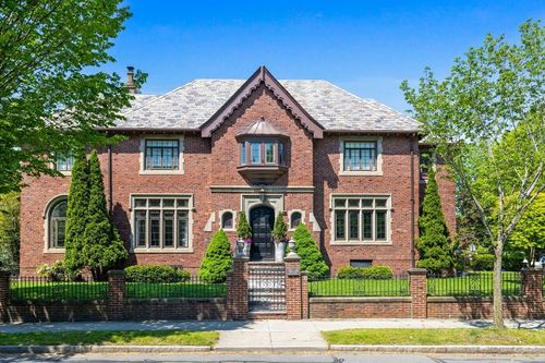 98 Carlton St, Brookline, MA, 02446-4056 | Card Image