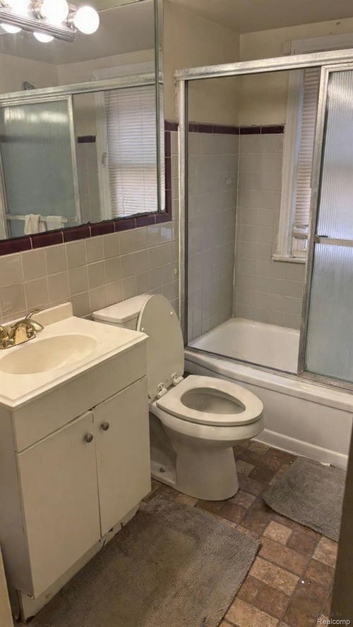 17205 Shaftsbury Ave, Detroit, MI, 48219-3592 | Card Image