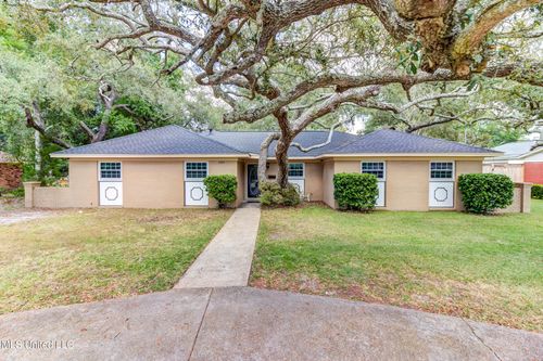 2305 Middlecoff Dr, Gulfport, MS, 39507-2235 | Card Image