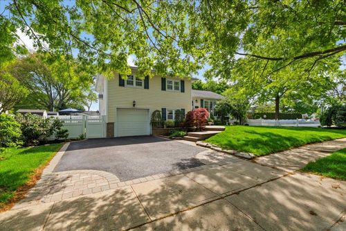 2 Manor Dr, Bethpage, NY, 11714-1315 | Card Image