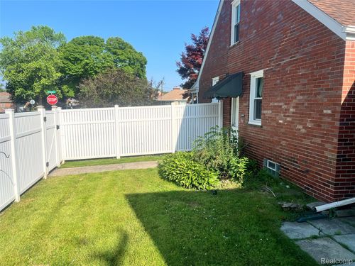 7208 Rosedale Blvd, Allen Park, MI, 48101-1827 | Card Image