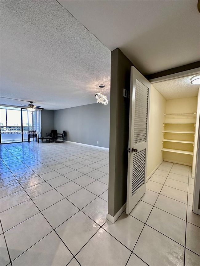 APT-1215 - 2500 Parkview Dr, Condo with 2 bedrooms, 2 bathrooms and null parking in Hallandale Beach FL | Image 12
